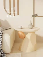 طاولة جانبية بتصميم حجري