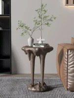 طاولة جانبية بتصميم مميز