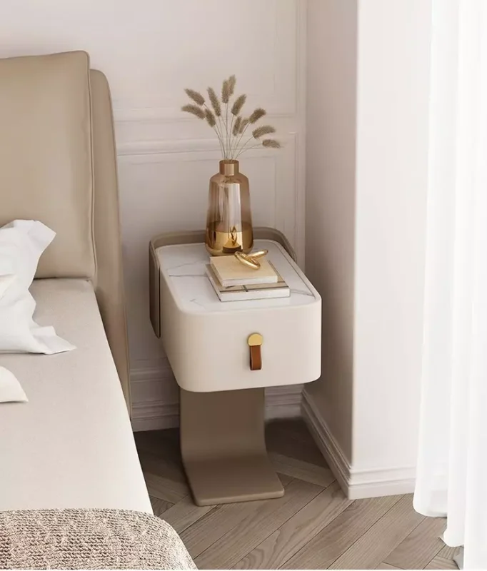 طاولة جانبية للسرير بتصميم أنيق لغرفة النوم